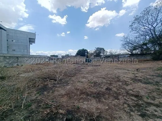 Estupenda Parcela De Terreno, 3.880 Metros Totalmente Planos, Con Posibilidad De Acceso Por 2 Calles, Avenida Bolívar Y Paseo Cabriales. Documentos Al Día, Lista Para Su Desarrollo Comercial.