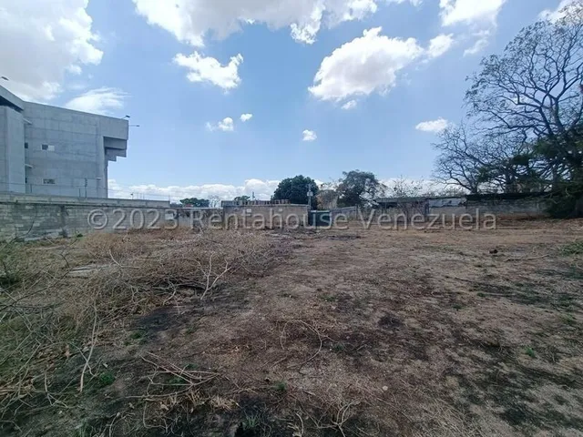 Estupenda Parcela De Terreno, 3.880 Metros Totalmente Planos, Con Posibilidad De Acceso Por 2 Calles, Avenida Bolívar Y Paseo Cabriales. Documentos Al Día, Lista Para Su Desarrollo Comercial.