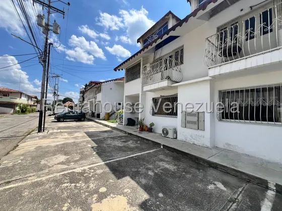 Casa En Venta En Urbanización Las Cayenas La Morita I 105 Metros De Construcción Seguridad Agua Nela 25-10346