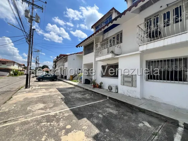 Casa En Venta En Urbanización Las Cayenas La Morita I 105 Metros De Construcción Seguridad Agua Nela 25-10346