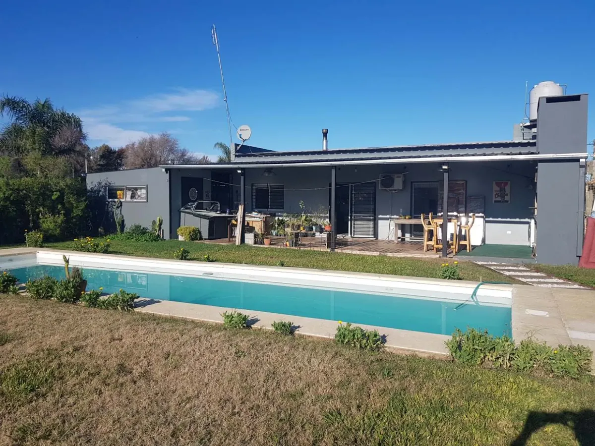 For Sale: Country House with Pool in Robles de Álvarez.