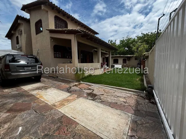 Maria E. Alquila Equipada Y Amplia Casa Estratégicamente Ubicada Este De Barquisimeto, Ideal Para Familias Grandes O Negocios Que Requieran Espacios En Confort, El Parral, Lara#25-20882*