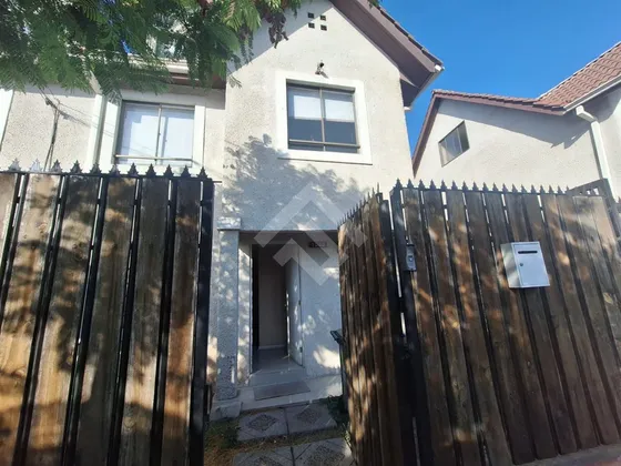 Casa En Venta De 3 Dorm. 3 Baños En Peñaflor. Vicuña Mackena