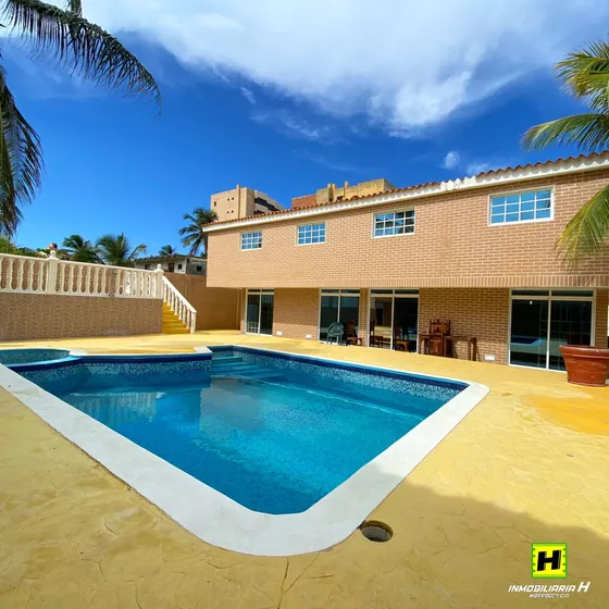 Oportunidad De Compra Th Frente A La Piscina En Tucacas 