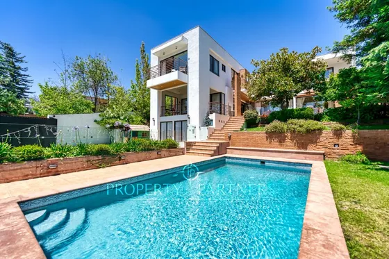Gran Casa Con Insuperable Vista Completamente  Des...