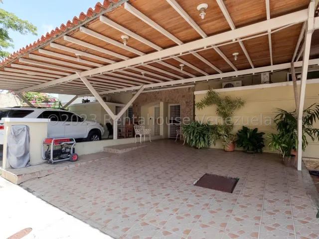 Casas En Venta En La Avenida Libertador De Cabudare Cod.25-4357 Nd 