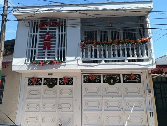 Casa De Tres Niveles Zona Central Muy Bien Ubicada 