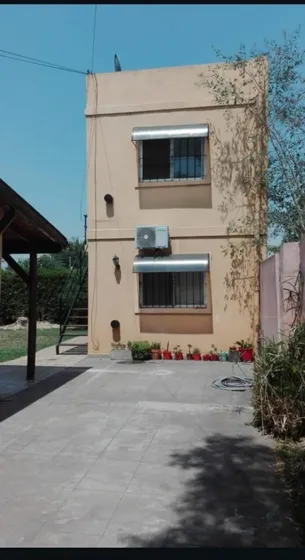 Gran Oportunidad. 1 Chalet + 2 Departamentos En Zona Residencial 