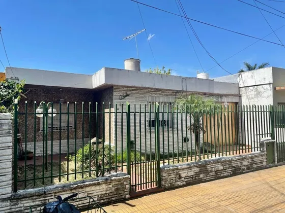 Casa Amplio Lote Propio 10x30, Jardín, Amplio Patio Y Galería Cubierta - Dueño Directo - Solo Venta - No Permuta