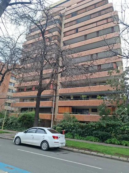 Arriendo Departamento En Segundo Piso, En Las Condes
