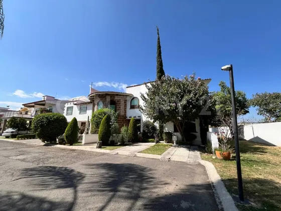 Casa En Venta En Claustros Del Río, San Juan Del Río, Querétaro.