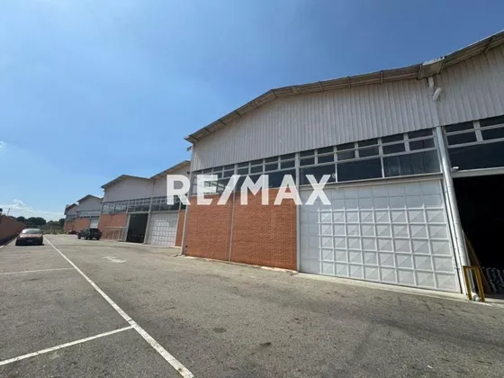 Se Alquila Galpón Con Local Comercial. Ubicado En C.c. Il Portico Naguanagua.  Consta De: 530m2 (galpón) 120m2 (local)