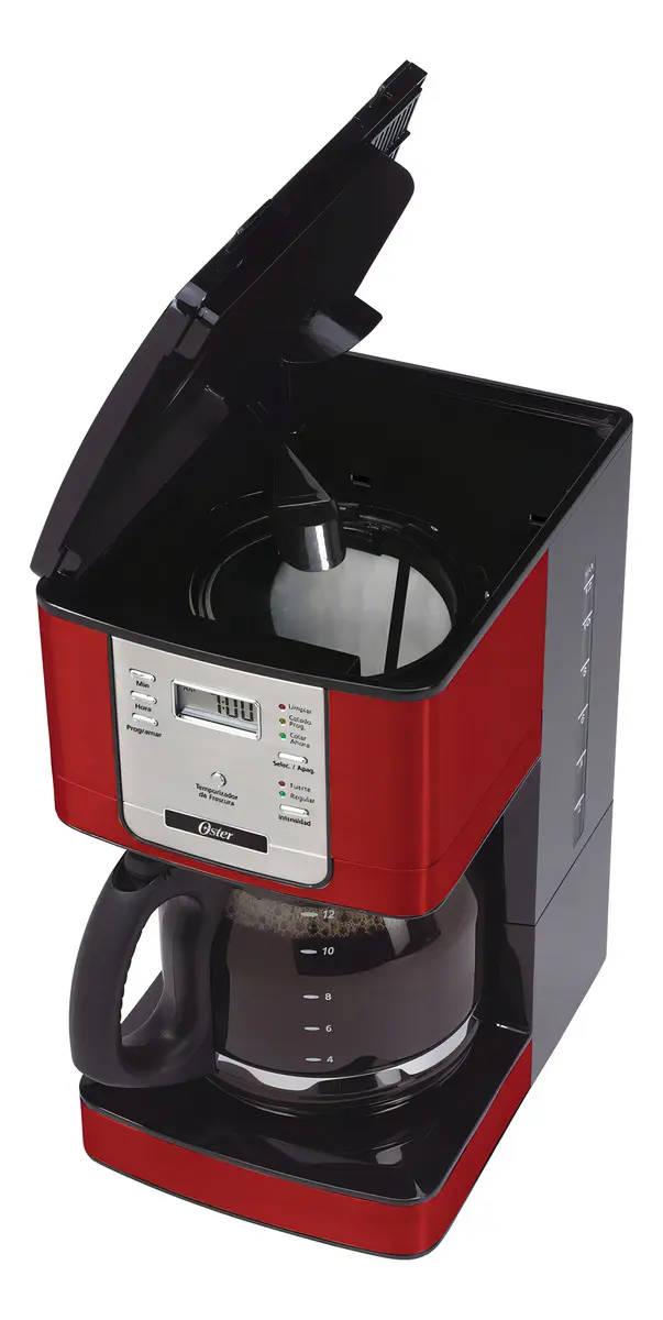 Cafeteira Oster Flavor Programável 4401rd vermelha e preta, vista superior-frontal, com a tampa superior aberta revelando o compartimento do filtro e a jarra de vidro cheia de café.