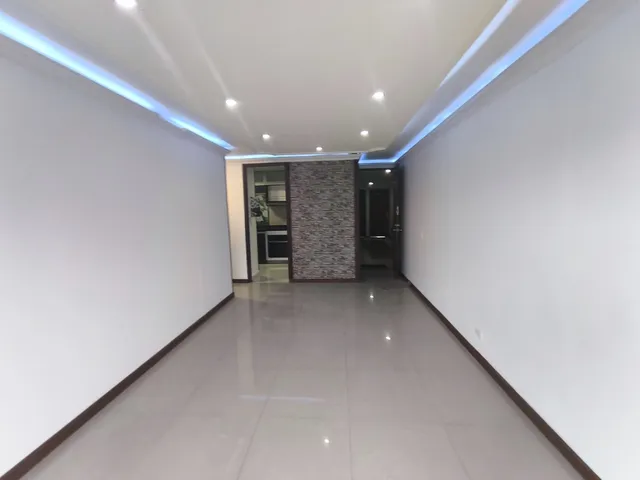 Excelente Apartamento En Salitre Alto Con 3 Habitaciones, 2 Baños, Estudio Y Sala-comedor Con Balcón + 2 Parqueaderos