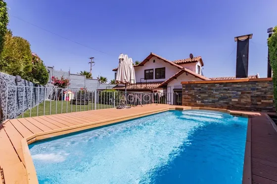 Preciosa Casa En Venta 5 Dormitorios , 5 Baños En Peñalolen