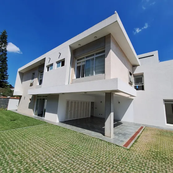 Venta De Casa Actualizada En Colinas De Tamanaco