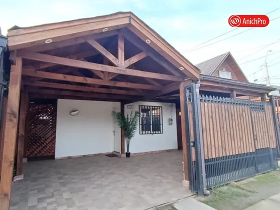 Anich Propiedades Vende Casa De Dos Pisos En Los Pinares.