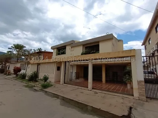 Venta De Casa Amplia Y Clásica En Naguanagua, Urb. Rotafé. Ubicada En Una Calle Cerrada Con Vigilancia 24/7, Esta Casa Ofrece Tranquilidad Y Seguridad En Un Entorno Privilegiado. 5 Habitaciones Amplia