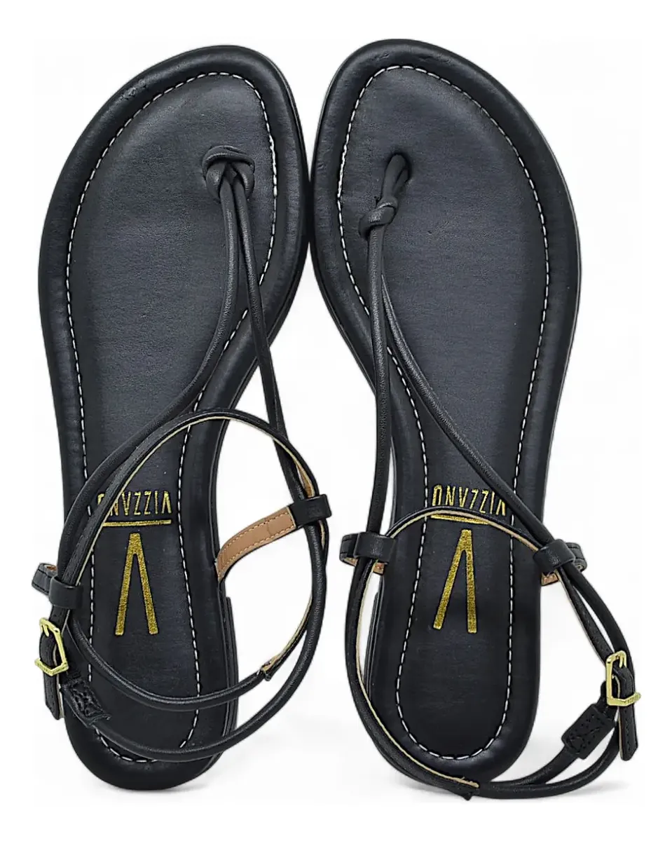 Visão superior do par de sandálias Vizzano pretas mostrando a palmilha com logo dourado e detalhes da costura.
