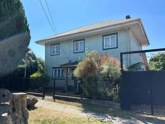 Hermosa Casa De Estilo Sureño Con Gran Terreno Y U...