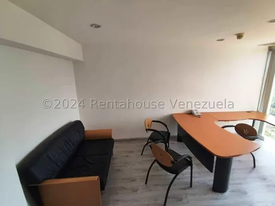 Elegante Y Comoda Oficina En Los Palos Grandes. #25-22206