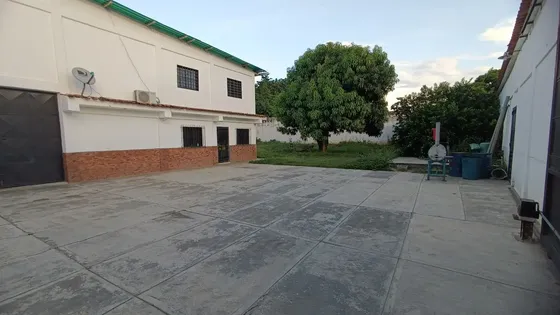 Leslie Ofrece En Venta Galpón Yagua