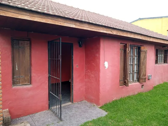 Chalet De Tres Ambientes En Alquiler - Barrio El Jardín, 24 Meses