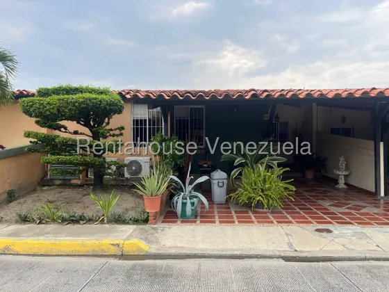 Raiza Suárez Vende Hermosa Y Acogedora Casa Ubicada En Urbanismo Privado En Cabudare 2 5 1 9 9 3 9 Con Cocina Tipo Italiana, 2 Puestos De Estacionamiento, Tanque Subterráneo De 5000 Lts