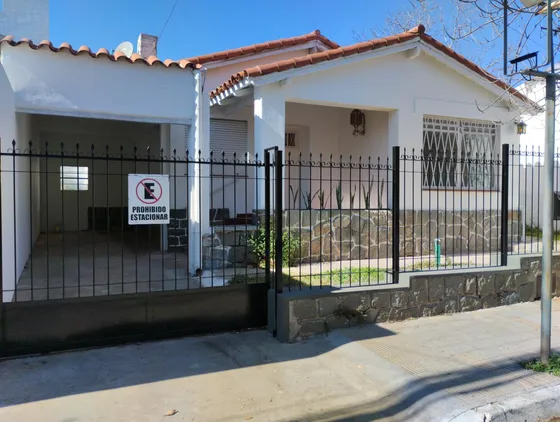 Casa En Venta En La Ciudad De La Falda, Pleno Centro, Terreno Amplio