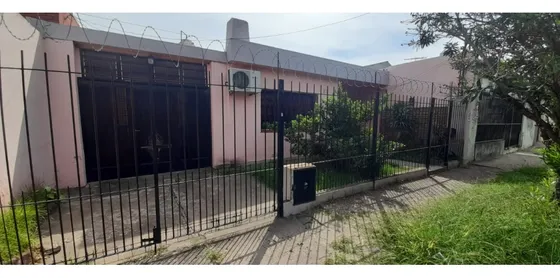 Amplia Casa Americana En Venta - Ituzaingo Norte