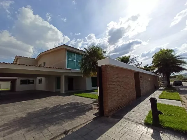 Yosmar Y Fernando Venden Casa En Urbanización Guataparo Country Club