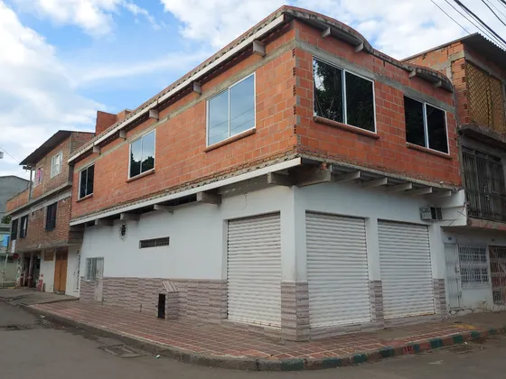 Se Vende Casa Esquinera En La Primavera De Dos Pisos Independientes