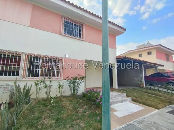 Maritza Lucena Vende Excelente Y Acogedor Townhouse En Cabudare, Área De Servicio, Amplias Habitaciones, Cerrado Con Vigilancia 24/7. Bella Cocina.