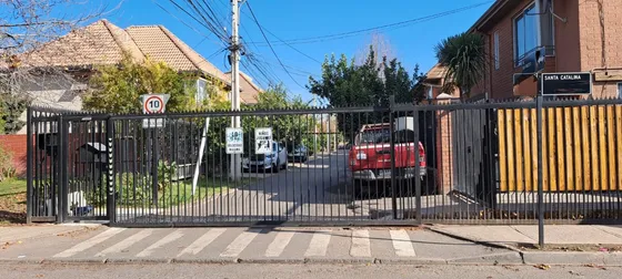 Metro Ferrocarril-alto Quilicura-calle Cerrada Con Porton 