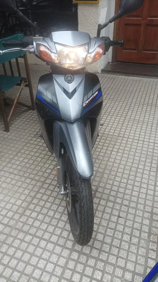 Moto Yamaha 110. Se Vende Con Casco Incluído