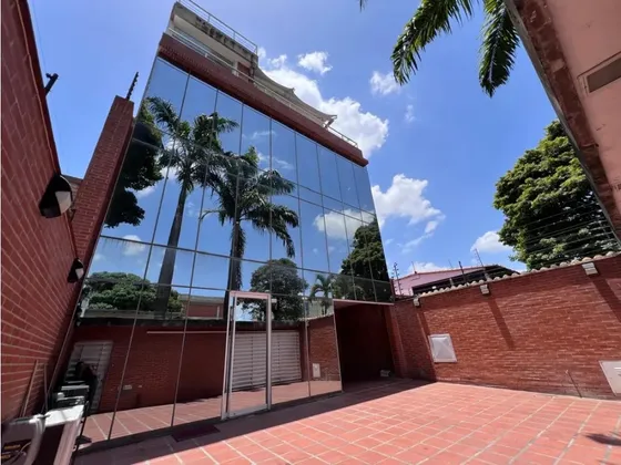 Se Alquila Edificio Comercial 582m2 Campo Claro 4865