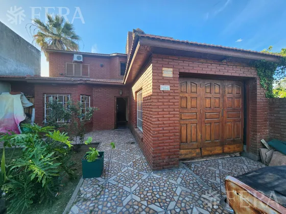 Venta Casa De 5 Ambientes Con Cochera Y Fondo Libre En Quilmes
