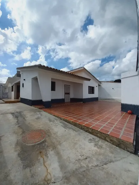 Casa En Valles De Camoruco Calle Cerrada Con Excelente Potencial (al)