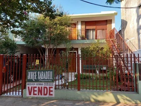 Casa Sobre Lote De 10 X 39 Y Departamento 3 Ambientes En Primer Piso, Amplio Fondo Y Garage Para Tres Autos. Villa Luzuriaga