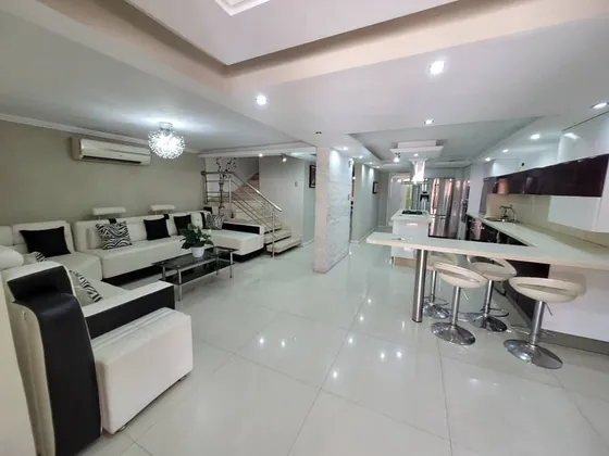Se Vende Hermoso Townhouse En Urb. Los Frailes, San Diego. $80.000! Negociables