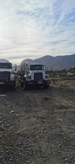 Camión  Mack Dm 690s Mixer