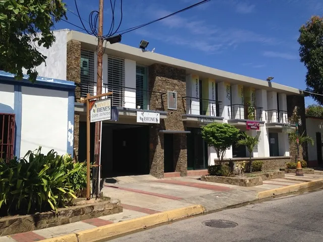 En Vía Principal De Pampatar, Locales En Alquiler.