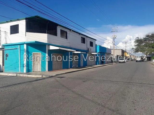 Bray Montoya Vende Espectacular Casa En El Oeste De Barquisimeto Posee 4 Habitaciones 2 Baños Amplia Y Fresca Cerca De Todo Tipo De Comercio 2#5#8#1#4#9 Bray Montoya                                   
