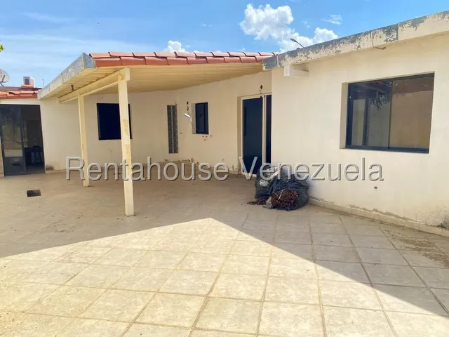 Rafael Carrasquel Trae Este Excelente Casa Quinta En Esquina De La Urbanización En La Avenida Ribereña De Cabudare Lara, Rc