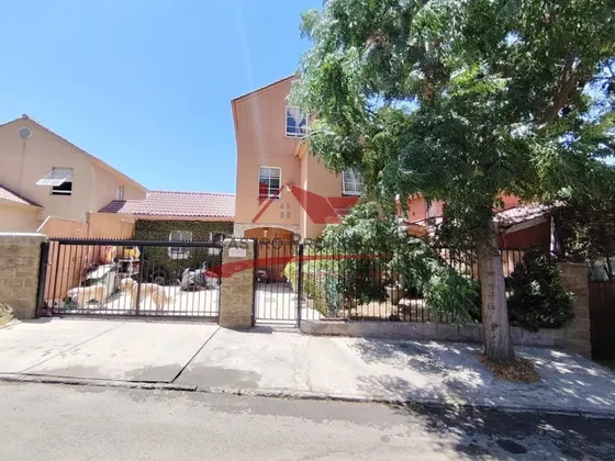 Casa De Tres Pisos, 6 Dormitorios, 4 Baños, Quilicura