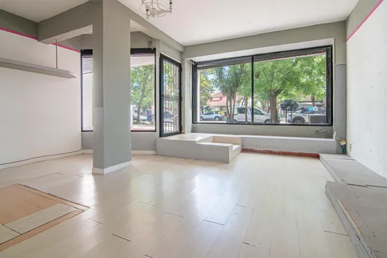 Venta Local Con Vidriera Sobre Av Libertad