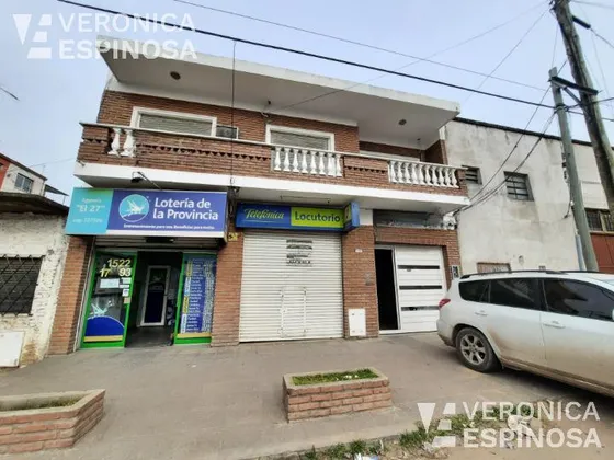 Casa De Cuatro Ambientes En Venta- Villa Luzuriaga. Importante Propiedad, Renta Asegurada!