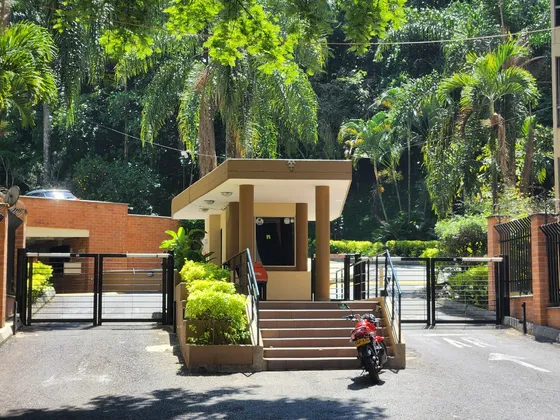 Apartamento Campestre Envigado Patio  Jardin (64+100)
