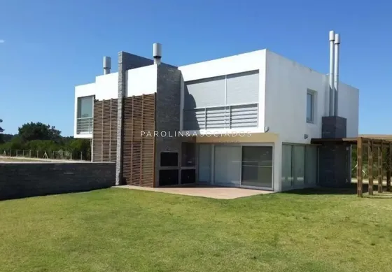 Casa En Venta De 3 Dormitorios En Silente, Punta Del Este
