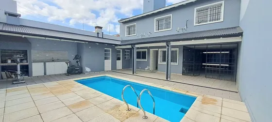 Venta Casa 4 Ambientes Padua Pileta Cochera 2baños